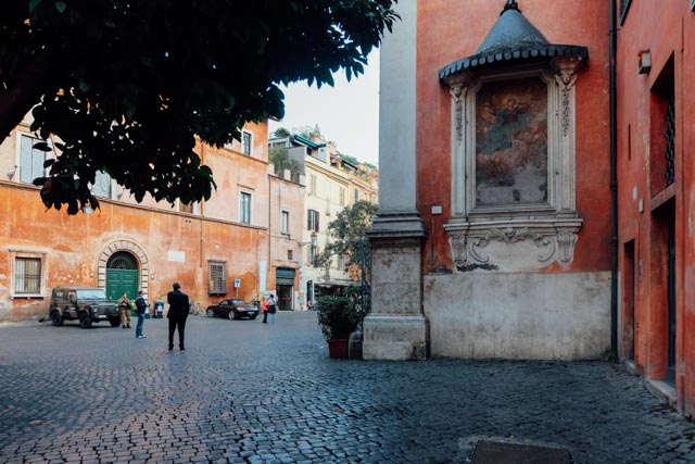 trastevere street showing the architecture which makes trastere where to stay in Rome