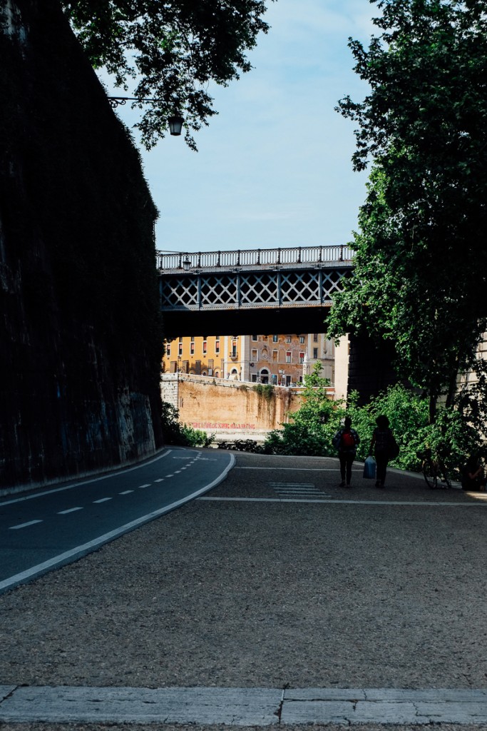 rome tiber walkway