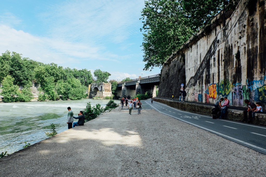 rome tiber bike and walking path