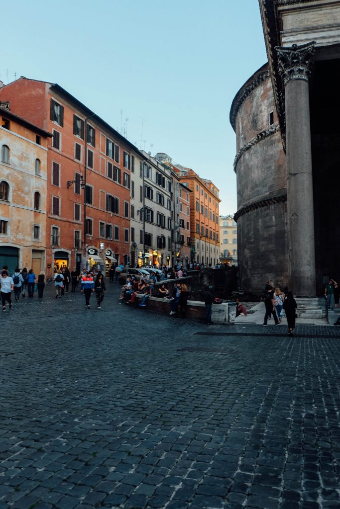 Curve of the pantheon at dusk on a rome cocktail tour