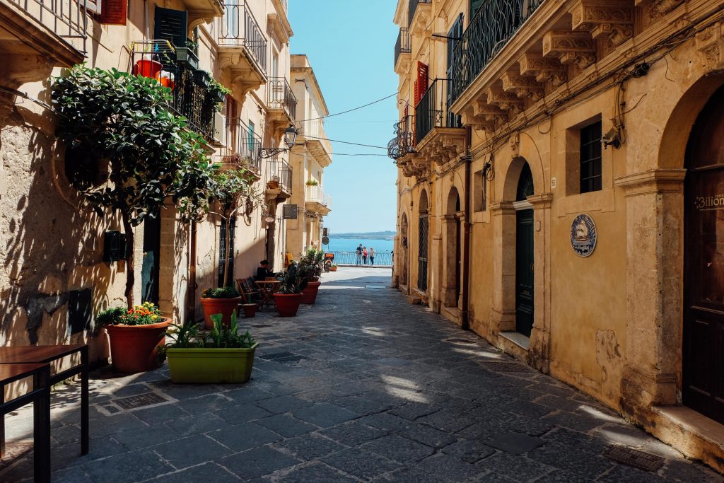street looking to the ocean in ortigia sicily
