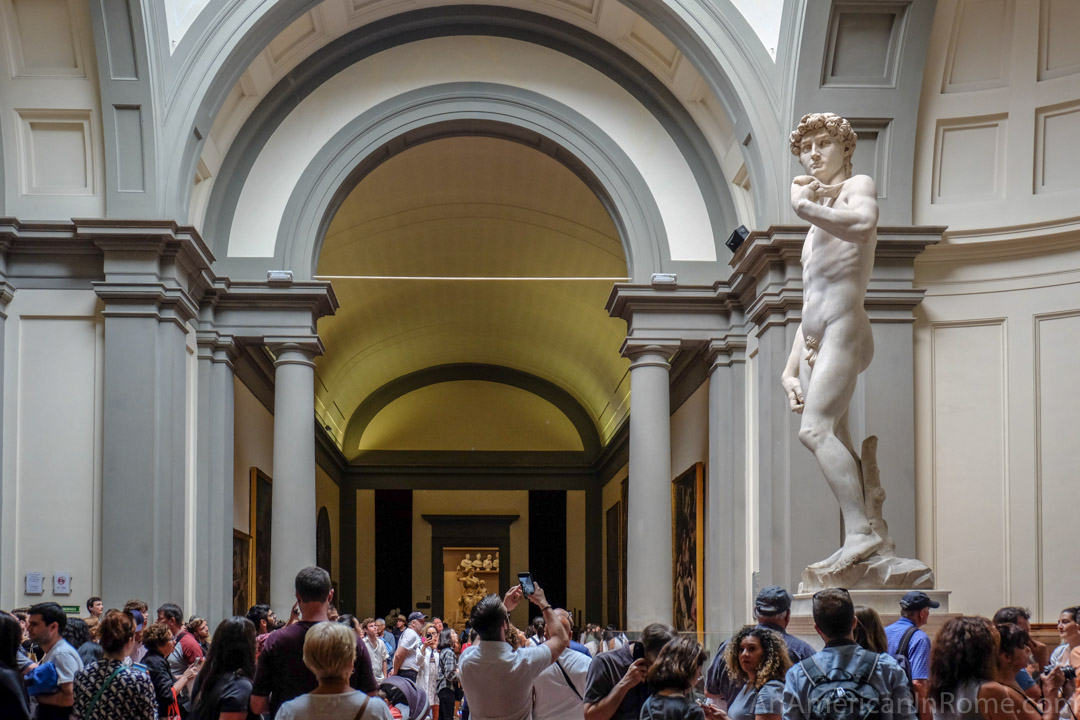 crowd to see david by michelangelo in Florence