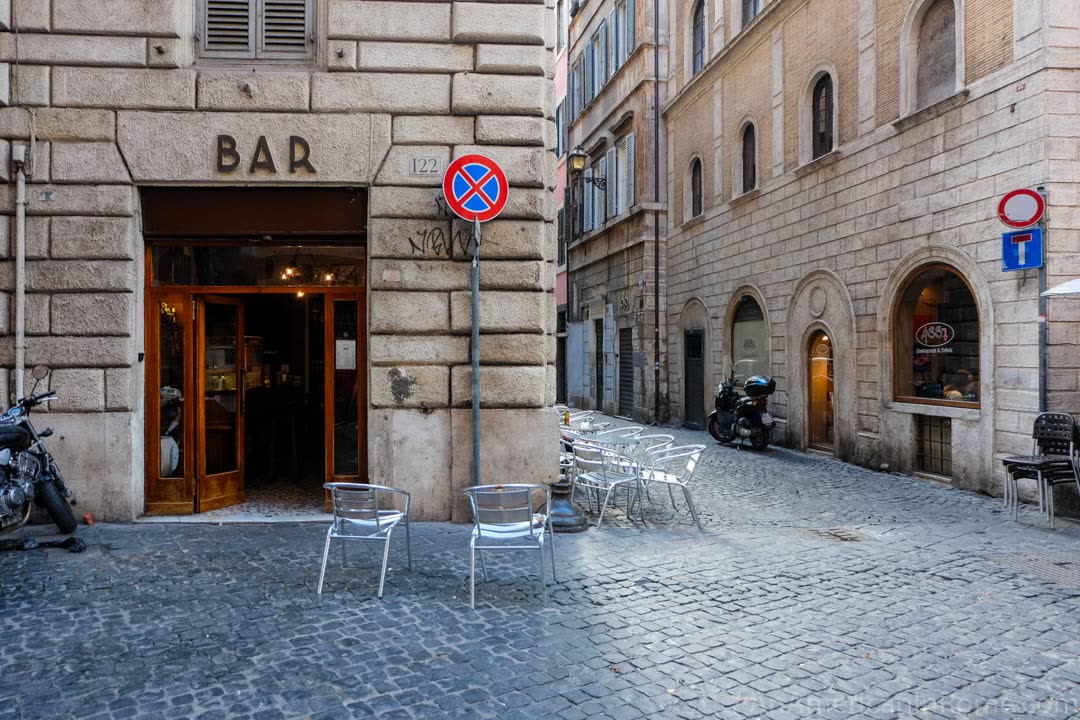 bar on via del governo vecchio