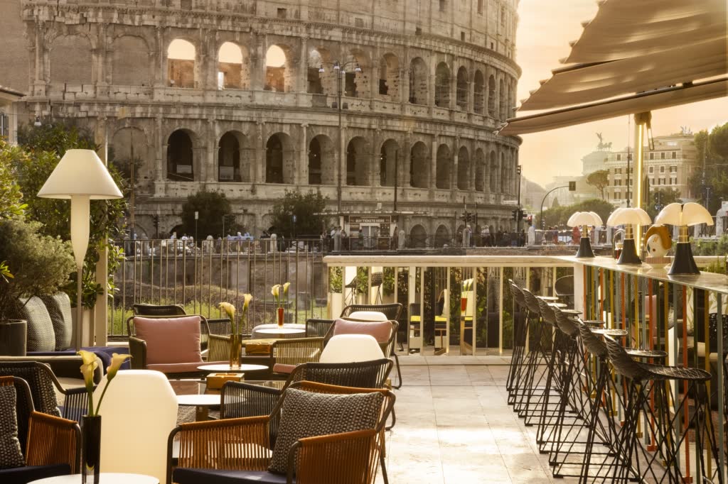 bar in front of colosseum