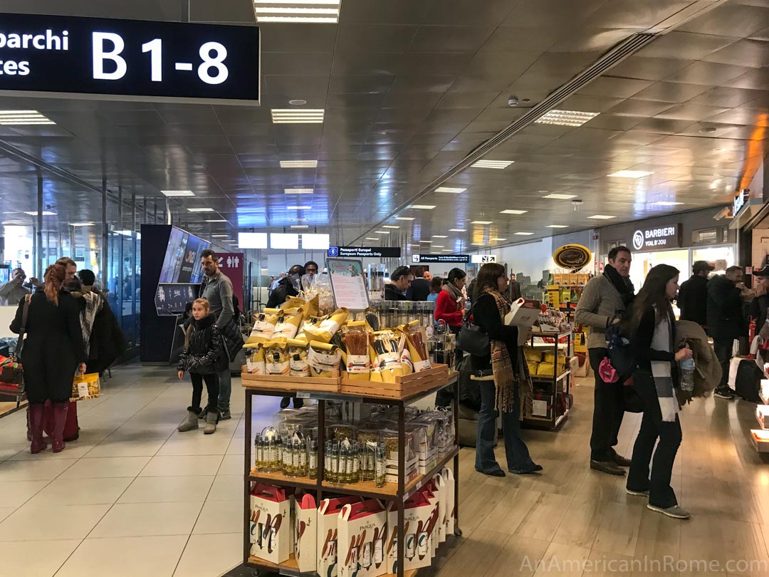 mensen aan de koffiebar op het vliegveld Ciampino